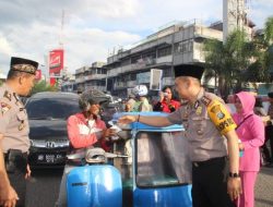 Buka Puasa, Kapolres Padangsidimpuan Bagi-Bagi Takjil