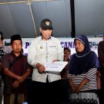 Bupati Tanah Datar Berikan Santunan Kepada, Sepasang Suami-Istri Warga Luhak Limapuluah Kota Korban Banjir Bandang