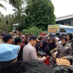 Kapolres Sijunjung Bantu Korban Banjir di Padang Sibusuk