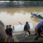 Diduga Faktor Jarak Pandang, Sebuah Mobil Terperosok ke Sungai