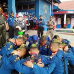 Damkar Padang Panjang Pasangkan Baret bagi Personil Baru