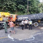 Terjatuh dari Truk Tronton, Truk Aspal Curah Timpa Minibus Karimun, Empat Tewas!