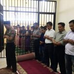 Hari Pertama Jabat Kapolres Pessel, AKBP Cepi Noval Sholat Berjamaah dengan Tahanan