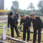 Hari Pahlawan, Polres Payakumbuh Tabur Bunga di Makam Pahlawan Kusuma Bangsa