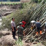 Polsek Payakumbuh Bersama Warga Turun Tangan Membersihkan Aliran Sungai Batang Sinamar