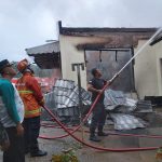 Padamkan Api Damkar Payakumbuh Kerahkan Pasukan ke SMKN 2 Payakumbuh Yang Terbakar