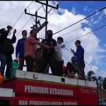 Anggota DPRD Payakumbuh Fahlevi Masni semprotkan disinfektan untuk satu kelurahan
