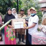 Wabup Zuldafri Serahkan Bantuan Korban Galodo Malalo