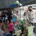 Peduli Covid – 19 Ketua DPRD Payakumbuh Bagi Masker Buat Warga