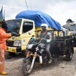 Dinas LH Payakumbuh Proteksi Petugas Dengan Disinfektan Hasil Buatan Labor