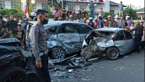 Di Padang, Pajero Polisi Tabrak Enam Mobil