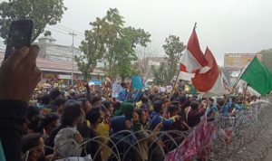 Ketua DPRD Sumbar Supardi Dilempari, Demo di Padang Ricuh