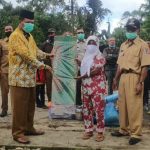 Rumah Warganya Terbakar, Bupati Irfendi Arbi Langsung Berikan Bantuan