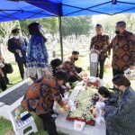 Lebaran SBY Mengunjungi Makam Istri Tercinta