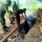 Personel Satgas Pra TMMD Turut Serta Membuat Makanan Tradisional Lemang