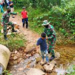 Wujud Kepedulian, Personel Satgas Pra TMMD Kodim 0306/50 Kota Bantu Warga Menyeberangi Anak Sungai
