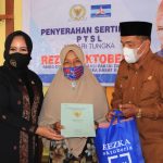 Rezka Serahkan Sertifikat PTSL , Warga Situjuh Bahagia