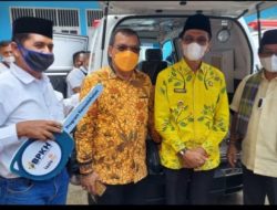 Anggota DPR RI John Kenedi Aziz Serahkan 3 Unit Ambulance Untuk Sumbar