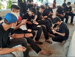 PEMUDA KAMPUNG ADAT BALAI KALIKI BELAJAR MEMBUAT KERAMBIT