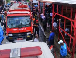 Jaya 65 Di Pasar Taram, Damkar Payakumbuh Sigap Berikan Bantuan Pemadaman