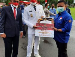 Juara 1 Se Sumatera Barat, Wakil Gubernur Audy Serahkan Penghargaan Kepada Karang Taruna Sopan Santun Baja