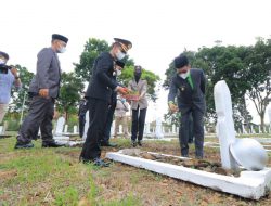 Erwin Yunaz Tabur Bunga Pada Hari Pahlawan