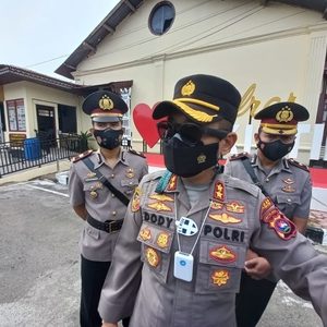 Di Kota Jam Gadang, Polisi Bukittinggi Amankan Ribuan Botol Miras Impor