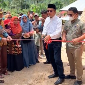 Pembukaan Jalan Lingkar Bukik Lumuik Nagari Simpang Sungiran, Ditandai dengan Pengguntingan Pita oleh H. Yos Suriadi