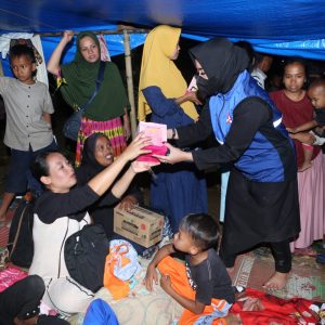 Rezka Oktoberia Salurkan Bantuan buat Gempa Pasaman