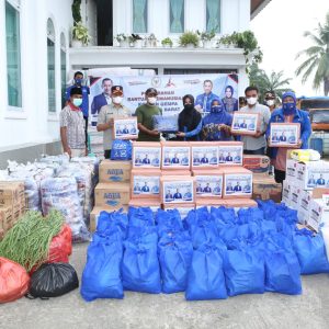 Kunjungi Pengungsi di Palembayan Agam, Rezka Oktoberia Salurkan Bantuan Partai Demokrat