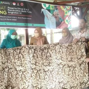 Warga Payakumbuh Dilatih Buat Batik