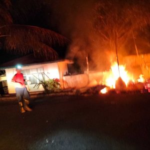 Warung Di Puncak Objek Wisata Ngalau Terbakar Di Malam Hari
