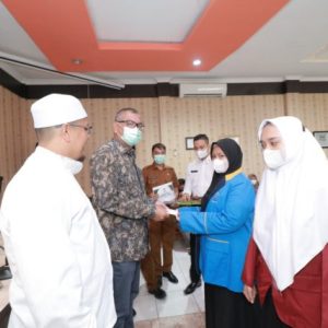 Bersama BAZNAS, Walikota Payakumbuh Serahkan Beasiswa Program Payakumbuh Pintar