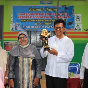 Piala Adiwiyata Mandiri Diserahkan Pemko Ke SDN 11 Payakumbuh Saat Sosialisasi Vaksinasi Anak Usia 6-11 Tahun