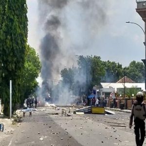 Demo di DPRD Sumbar Berakhir Ricuh, Massa Lemparkan Batu dan Botol Kearah Aparat