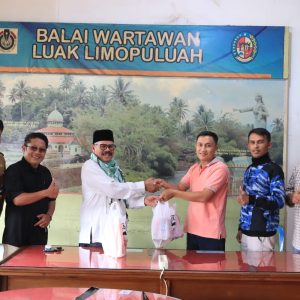 Edward DF Berikan 300 Paket Sembako Buat Masyarakat Jelang Lebaran 