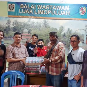Datang Mendadak Sambangi Balai Wartawan , Zeki Oktariza Karini Bagikan Bingkisan Lebaran