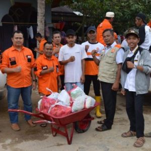 Peduli Korban Banjir, PKS Limapuluh Kota Antarkan Bantuan Sembako ke Galugua