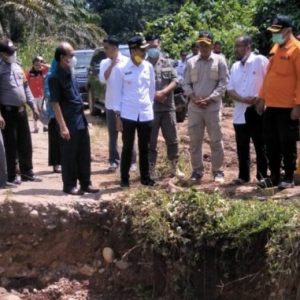 Bencana Kapur IX mengerikan ,Bupati Cek Ruas Jalan dan Datang  Kepengungsian