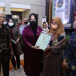 Bagi-Bagi Sertifikat Tanah Rezka Oktoberia, Dorong Terus Masyarakat Ikut PTSL