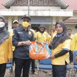 Bersama TSR BNI, Bupati Safaruddin Serahkan Bantuan Untuk 44 Pasukan Kuning