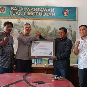 Kompol Russirwan ,SH Dapat Piagam Penghargaan Dari Balai Wartawan