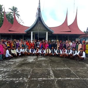Melestarikan Adat Minang Kabau, Apel Jumat Pagi Camat Payakumbuh Timur Pakai Takuluak Pompong
