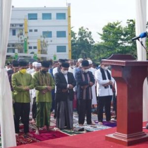 Ribuan Orang Laksanakan Sholat IED Di Halaman Kantor Bupati Liko