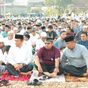 Salat Ied Di Halaman Balai Kota Khatibnya Muslim M Yatim
