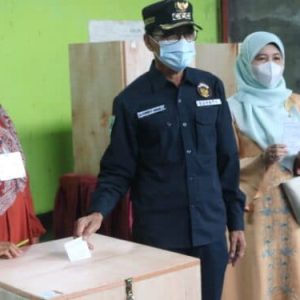 Sukseskan Pilwanag Serentak, Bupati 50 Kota Mencoblos Di TPS 6