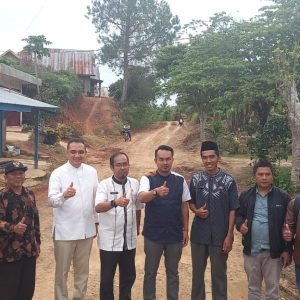 Ade Rezki Pratama Kunjungi Jalan Suliki Sungai Dadok, Masyarakat Ucapkan Ribuan Terimakasih