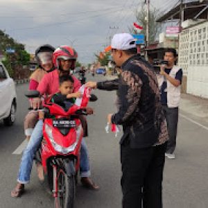 Bersama PKS, Ketua DPRD Kota Payakumbuh Bagikan Ratusan Bendera Kepada Masyarakat Di Jalan