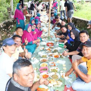 Anggota DPR RI, Rezka Oktoberia Ikut Goro Bersama Masyarakat Tarantang
