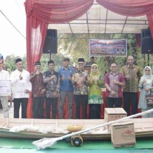 Bupati Safaruddin Serahkan Bantuan Sapras Perikanan